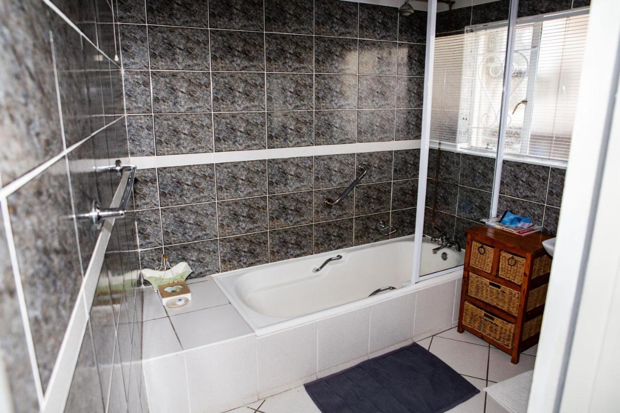 Woodpecker Guesthouse Фіксбург Екстер'єр фото