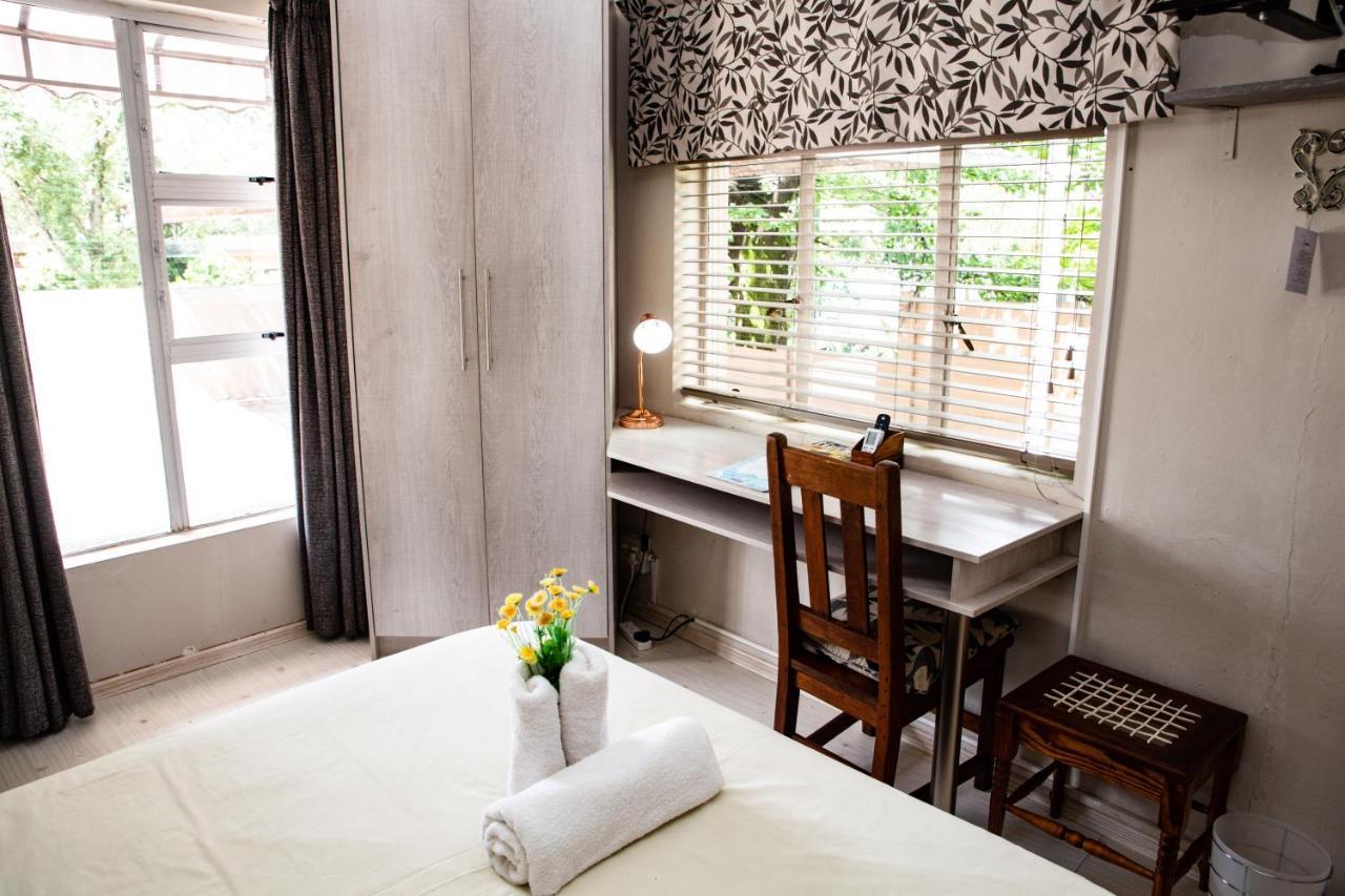 Woodpecker Guesthouse Фіксбург Екстер'єр фото